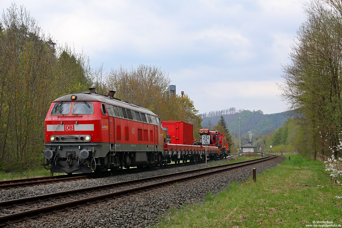 218 491 mit dem DB-Netz Notfallkran auf der Obere Ruhrtalbahn im Bahnhof Messinghausen