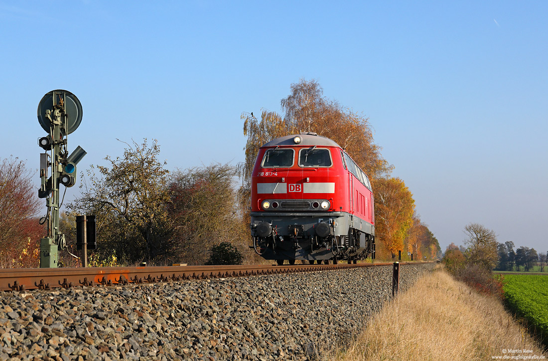 218 813 auf der KBS435 bei Scherfede mit Vormvorsignal Langsamfahrt erwarten