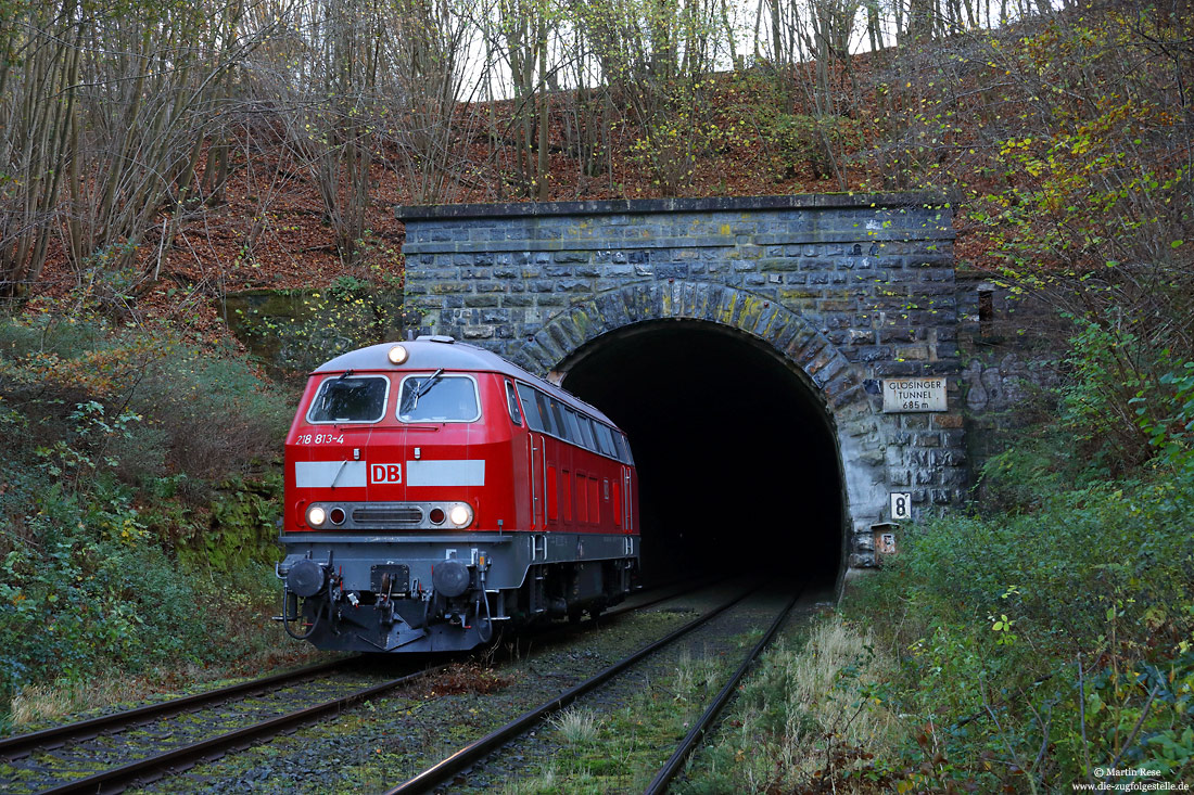 Abschlepplokomotive 218 813 auf der oberen Ruhrtalbahn am Tunnelportal des Glösinger Tunnel