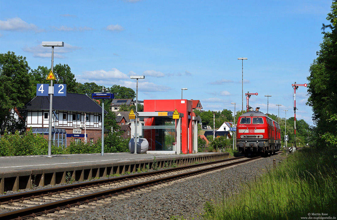 Abschlepplokomotiven 218 832 und 218 831 im Bahnhof Scherfede mit Stellwerk und Formsignale
