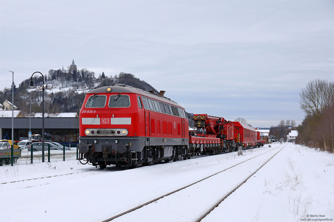 218 834 mit DB-Netz Notfallkran im Schnee auf der KBS435 im Bahnhof Marsberg