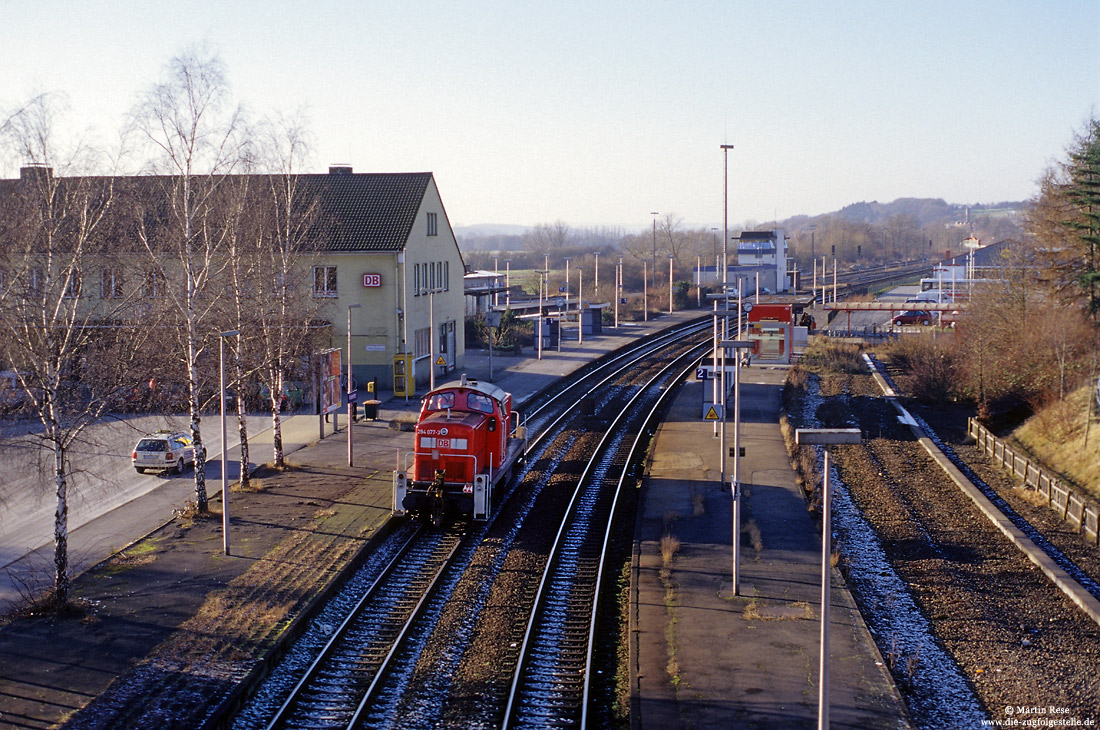 294 077 in verkehrsrot als Lz im Bahnhof Fröndenberg