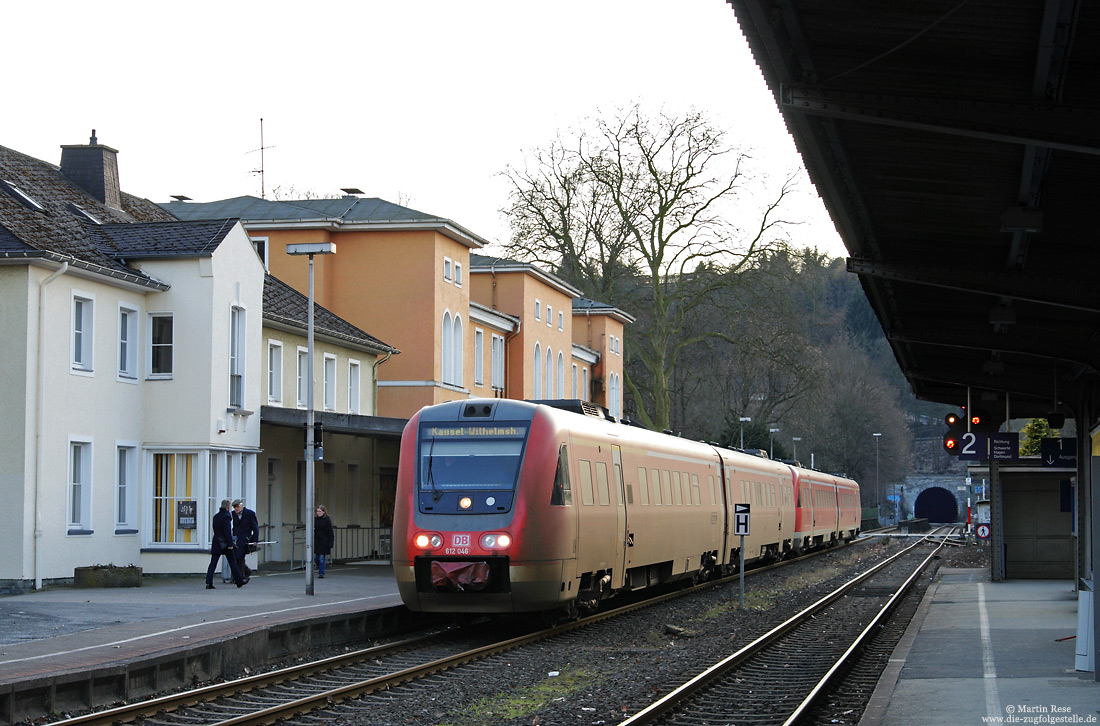 verschmutzter 612 046 im Bahnhof Arnsberg mit Empfangsgebäude