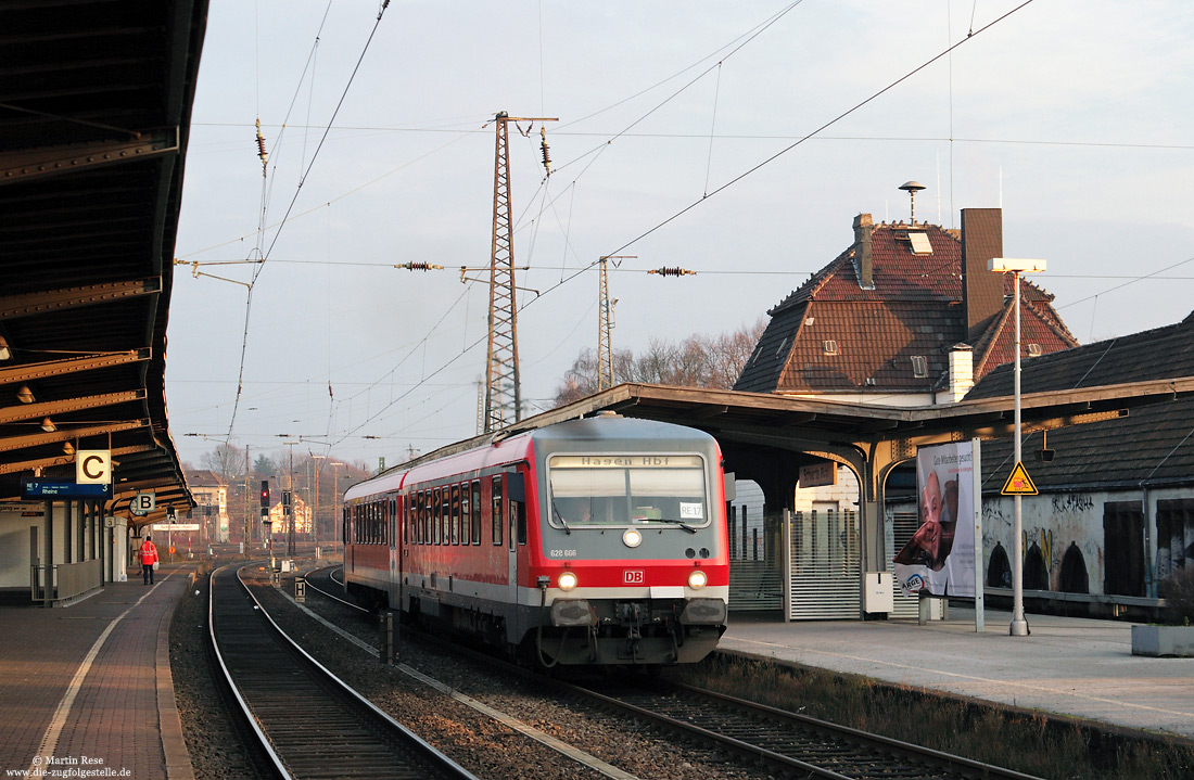 628 666 als Regionalexpress 29206 nach Hagen Hbf in Schwerte (Ruhr) ein.