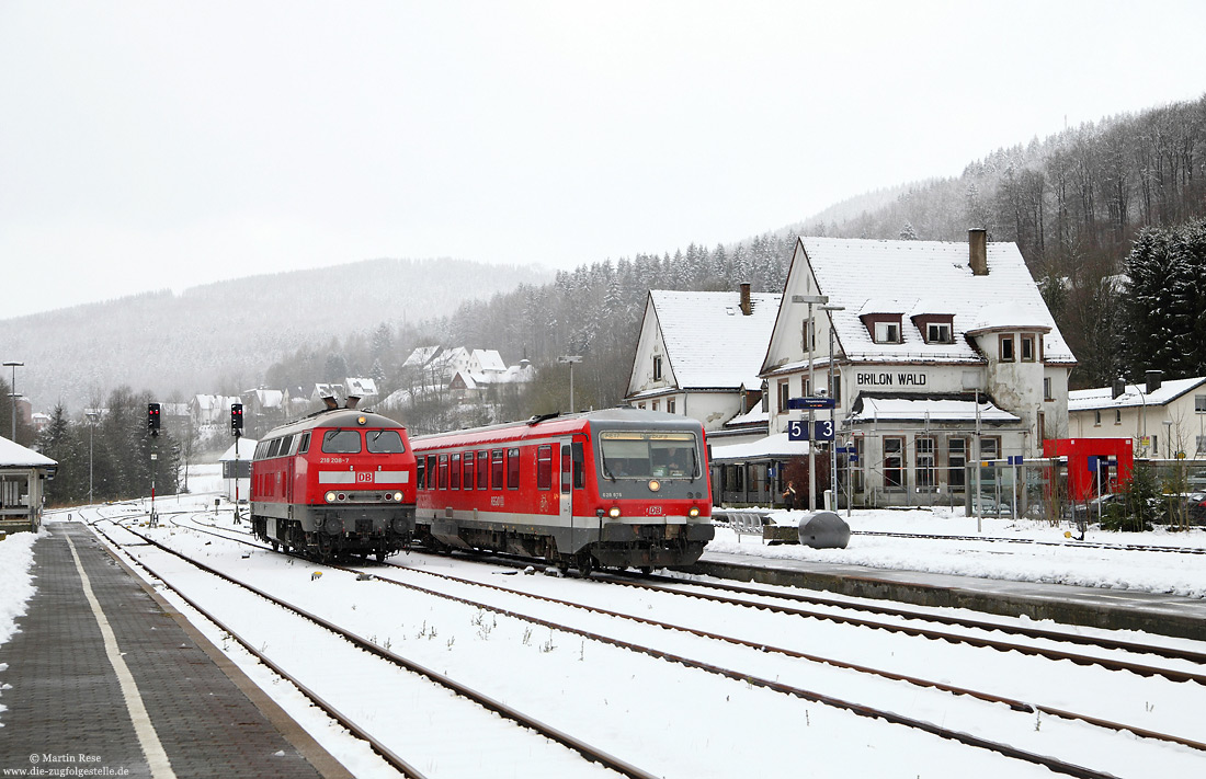 218 208 neben 628 676 im verschneiten Bahnhof Brilon Wald