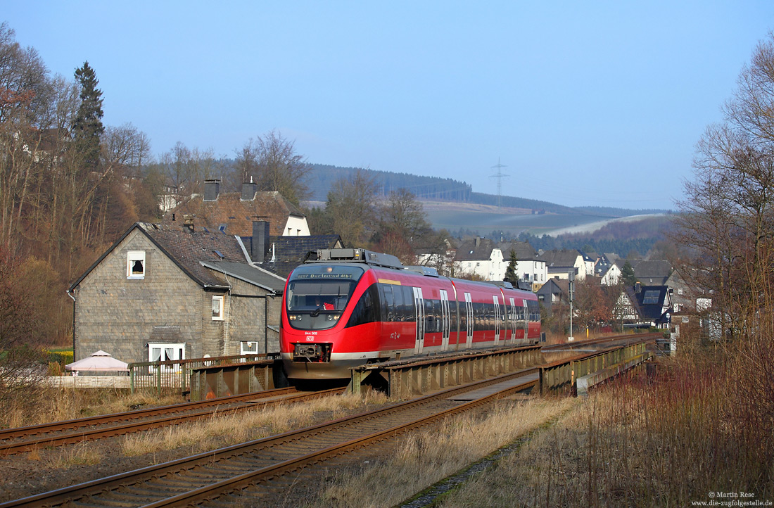 644 508 auf der Ruhrbrücke in Bestwig auf der oberen Rurtalbahn