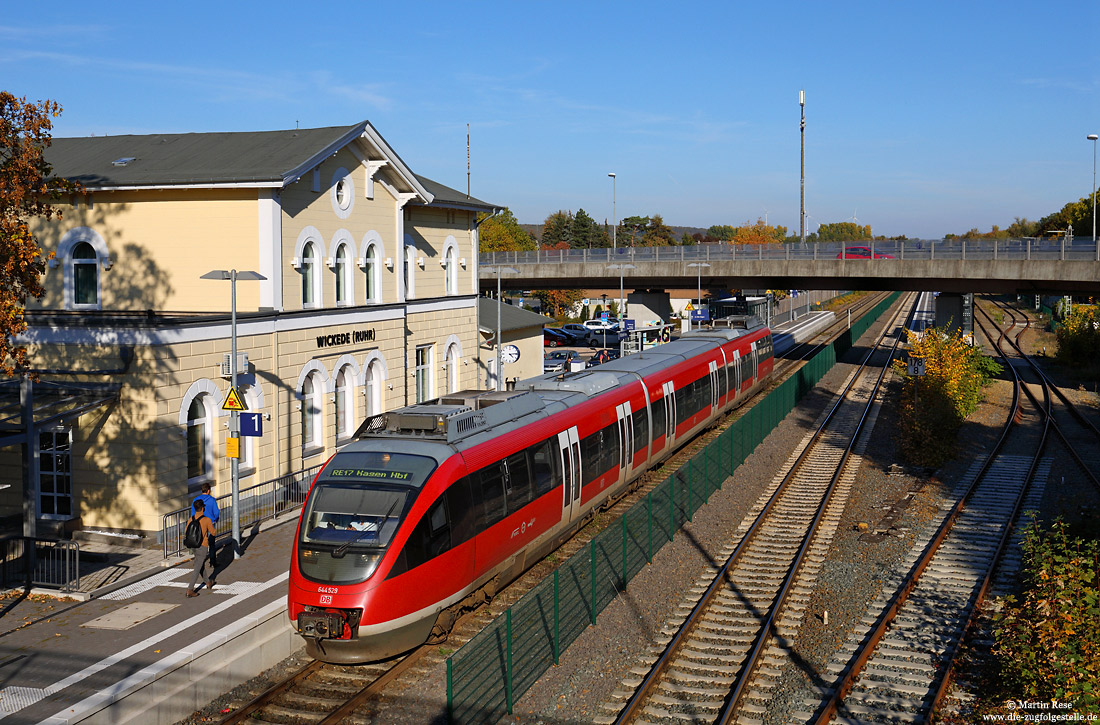 644 029 als RE10720 in Wickede (Ruhr) mit Bahnhofsgebäude