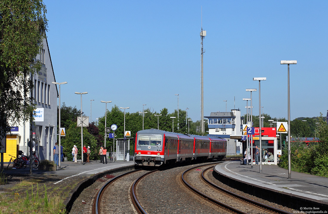 628 516 und 628 529 als RE RE10765 (Hagen Hbf – Warburg) im Bahnhof Fröndenberg.