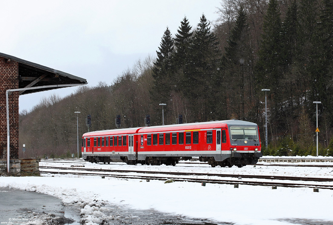 628 676 als RE10728 im verschneiten Bahnhof Brilon Wald