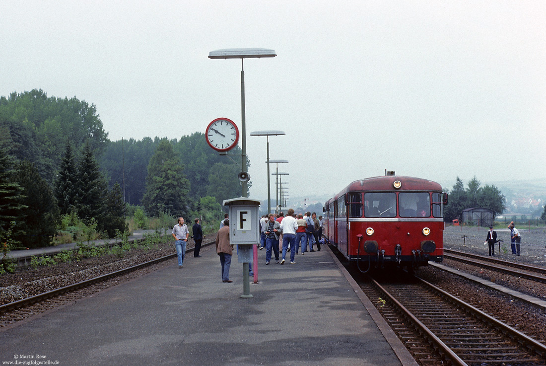 3-teilige Schienenbuseinheit als Sonderzug von Warburg über Scherfede – Holzminden und Altenbeken nach Steinhausen im Bahnhof in Scherfede 