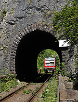 Tunnelblick 628 514 am 117 Meter langen Uhu-Tunnel auf der Hönnetalbahn