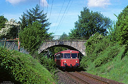 Schienenbus 889 880 auf der Hönnetalbahn bei Binolen an einer Feldwegbrücke.