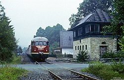 VS08 503 als Sonderzug der Eisenbahnfreunde Paderborn auf der Westfälischen Almetalbahn im Bahnhof Ringelstein mit ehemaligen Stellwerk