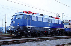 110 448 von TRI wirkt in Dortmund Bbf wie eine Modellbahnlok 