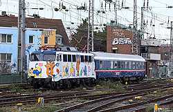 110 469 von TRI als Mauslok bei der Präsentation der Köln Hbf