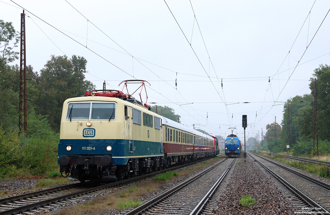 111 001 des DB-Museums mit Überführungsfahrt im Bahnhof Doberlug Kirchhain