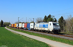 Zwischen Meerbusch-Osterath und dem Abzweig Weißenberg zieht die LTE-1286 940  einen Containerzug nach Neuss Gbf.