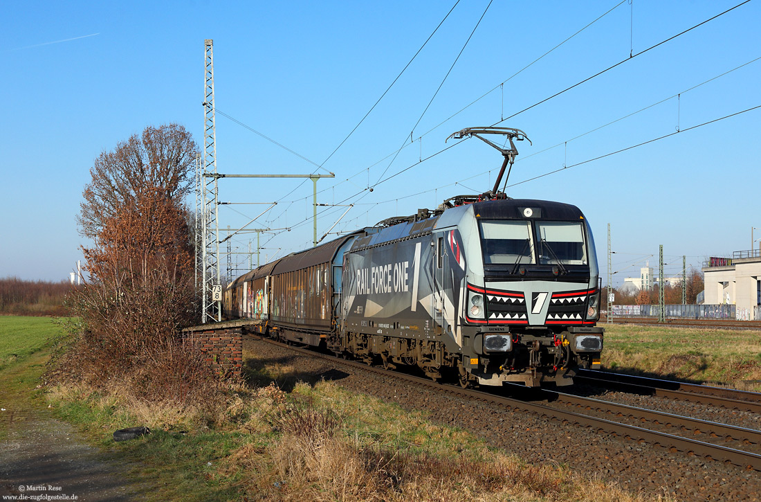 193 949 „Rail Force One“ mit einem Güterzug in Porz-Wahn