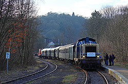 Mit 212 376 bespannter Sonderzug im Bahnhof in Wuppertal-Beyenburg