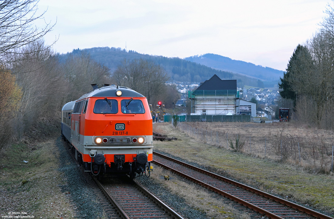 218 137 mit Sonderzug im Bahnhof Siedlinghausen
