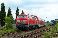 218 470 auf der Marschbahn mit RE nach Westerland im Bahnhof Heide