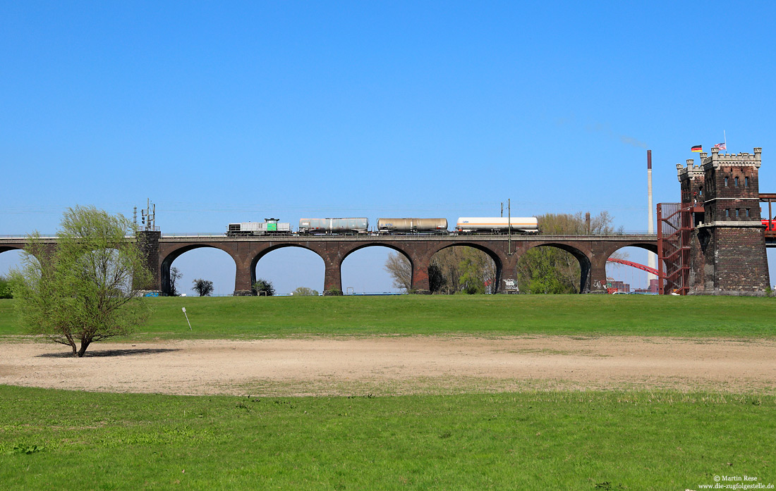 Mit dem Chemie-Pendel Krefeld Uerdingen – Dormagen poltert die 275 016 bei Duisburg Rheinhausen Ost über die Rheinbrücke.