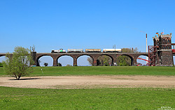 Mit dem Chemie-Pendel Krefeld Uerdingen – Dormagen poltert die 275 016 bei Duisburg Rheinhausen Ost über die Rheinbrücke.