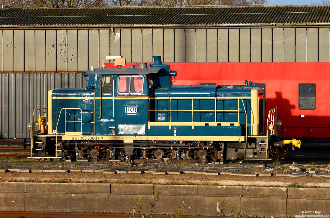 363 830 in oceanblau beiger Farbgebung der Bundesbahn in Wanne Eickel Hbf