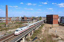 Unterwegs als ICE 928 (Passau – Hamburg Altona) fährt der 401 509 bei Köln Messe/Deutz Tief entlang des ehemaligen Fabrikgeländes der Deutz-Motorenfabrik.
