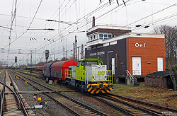 In Dortmund-Obereving rangiert am 3.12.2025 die DE404 (98 80 0275 905-4 D-DE) der Dortmunder Eisenbahn.