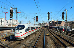 406 082 "Köln" aus der Ersten reihe im Bahnhof Ludwigshafen Hbf