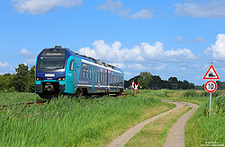 Akkuzug 526 043 der auf der Eiderstedtquerbahn Huseum St.Peter Ording