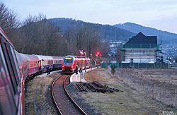 Blick aus der 218 137 auf den Bahnhof Siedlinghausen mit dem verspäteten RE10771 nach Winterberg