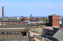 Zwischen leerstehenden Häusern, Bauruinen und Brachland bahnt sich der IC5106 (Düsseldorf – Luxemburg) den Weg nach Köln Deutz Tief.