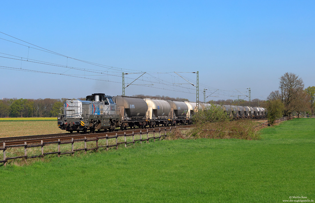 Mit den aus leeren Braunkohlestaubwagen gebildeten DGS52427 (Flandersbach – Gustorf) poltert die DE508 bei Bösinghoven in Richtung Neuss.