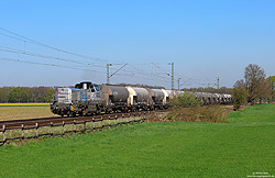 Mit den aus leeren Braunkohlestaubwagen gebildeten DGS52427 (Flandersbach – Gustorf) poltert die DE508 bei Bösinghoven in Richtung Neuss.