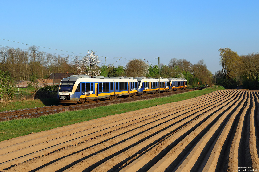 Im abendlichen Licht des 4.4.2025 eilt der VT648 421 zusammen mit dem VT648 422 und VT648 427 zwischen dem Abzweig Weißenberg und Mehrbusch-Osterath nach Kleve.