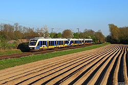 Im abendlichen Licht des 4.4.2025 eilt der VT648 421 zusammen mit dem VT648 422 und VT648 427 zwischen dem Abzweig Weißenberg und Mehrbusch-Osterath nach Kleve.