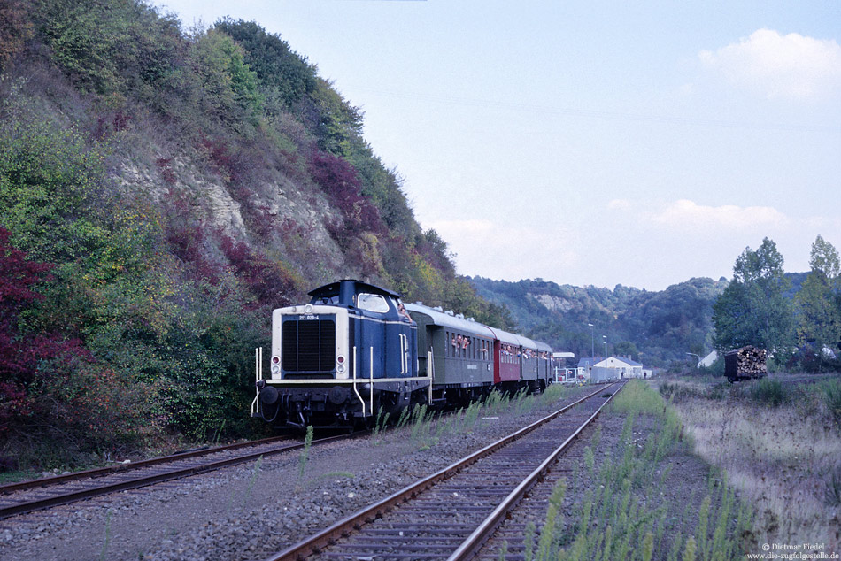 211 029 auf der Nims-Sauerbahn Erdorf - Igel im Bahnhof Irrel, Foto Dietmar Fiedel