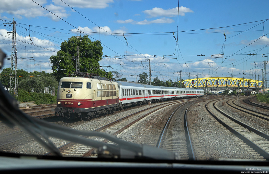 103 235 des DB-Museums im Planverkehr mit IC2316 bei der Einfahrt in Mannheim Hbf