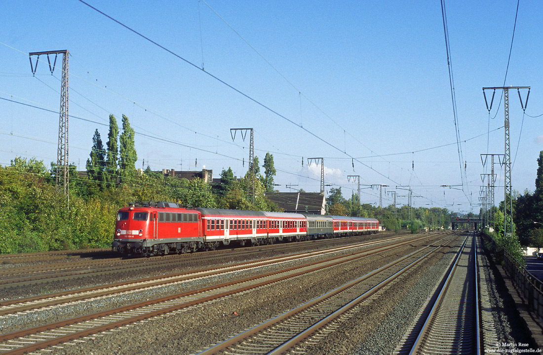 110 504 ex 112 504 mit einer Regionalbahn bei Duisburg Hbf