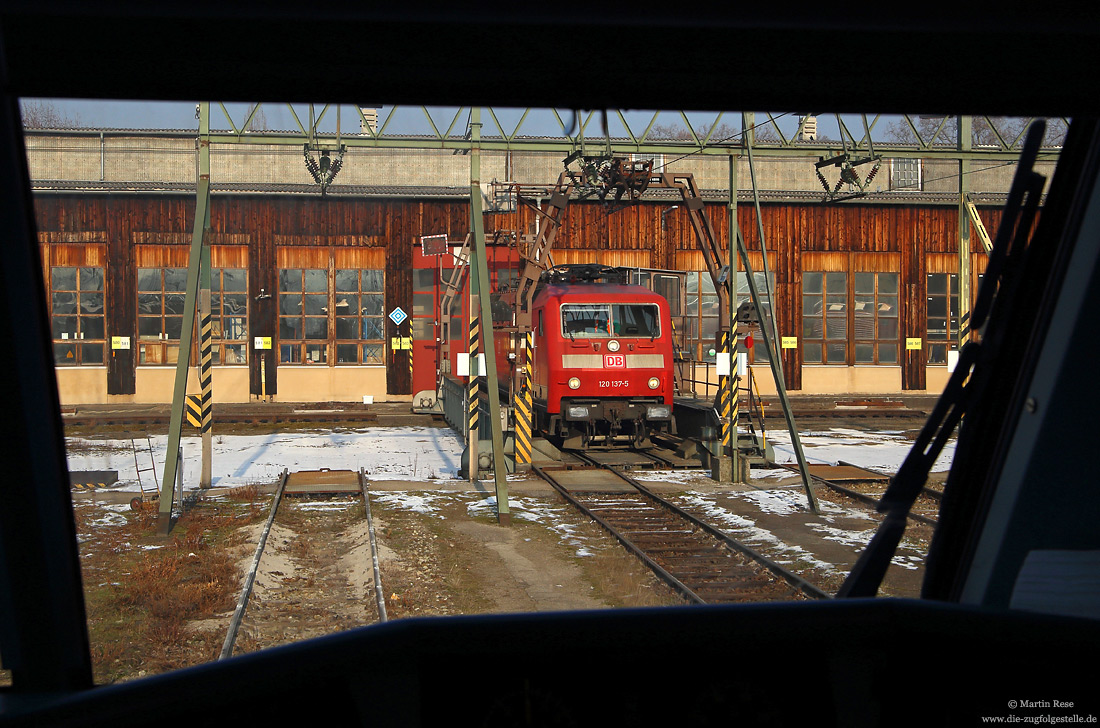 120 137 auf der Schiebebühne im Bw Stuttgart
