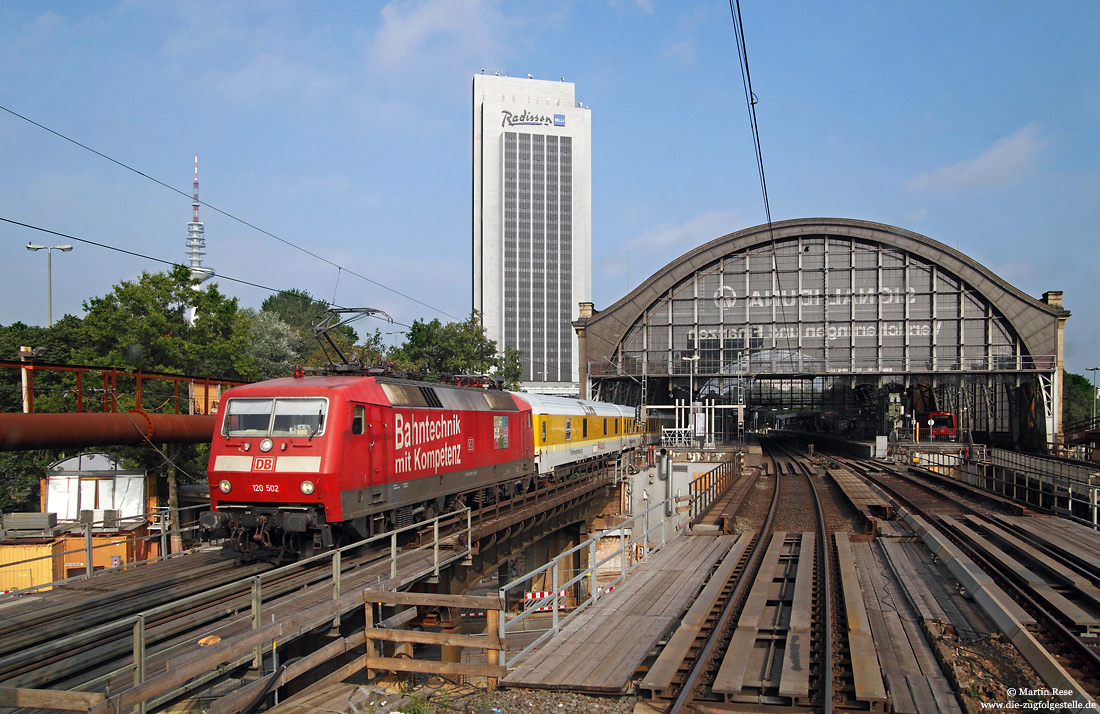 Hinter der 120 502 verbirgt sich die 120 160, die Anfang 2005 von DB-Fernverkehr an DB-Systemtechnik verkauft wurde. Am 24.8.2011 war die Lok in Hamburg Dammtor auf Messfahrt.