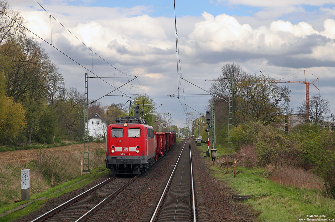 Nahe Dortmund-Kurl begegnet mir am 23.4.2012 die Nürnberger 139 311 mit einem kurzen Güterzug. Die Lok wurde 27.1.2016 ausgemustert und anschließend an das Unternehmen Lokomotion verkauft.