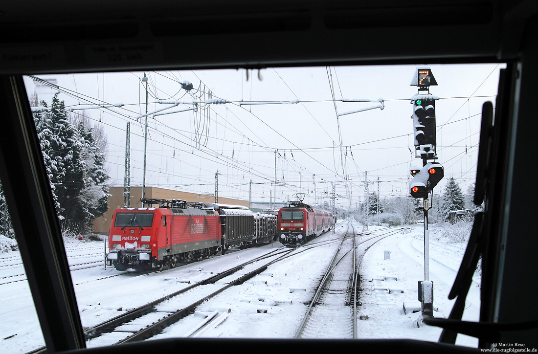 Das Ausfahrsignal von Groß Gerau signalisiert, mit der Signalstellung „Hp1 mit Zs3 (Kennzahl 7)“, dass der Fahrweg über die Verbindungskurve in Richtung Groß Gerau-Dornberg führt. Am Nachbargleis erreicht die mit der 143 238 bespannte RB15712 (Aschaffenburg – Wiesbaden) den Bahnhof, während „Railion“ hier wieder mal geparkt wurde.