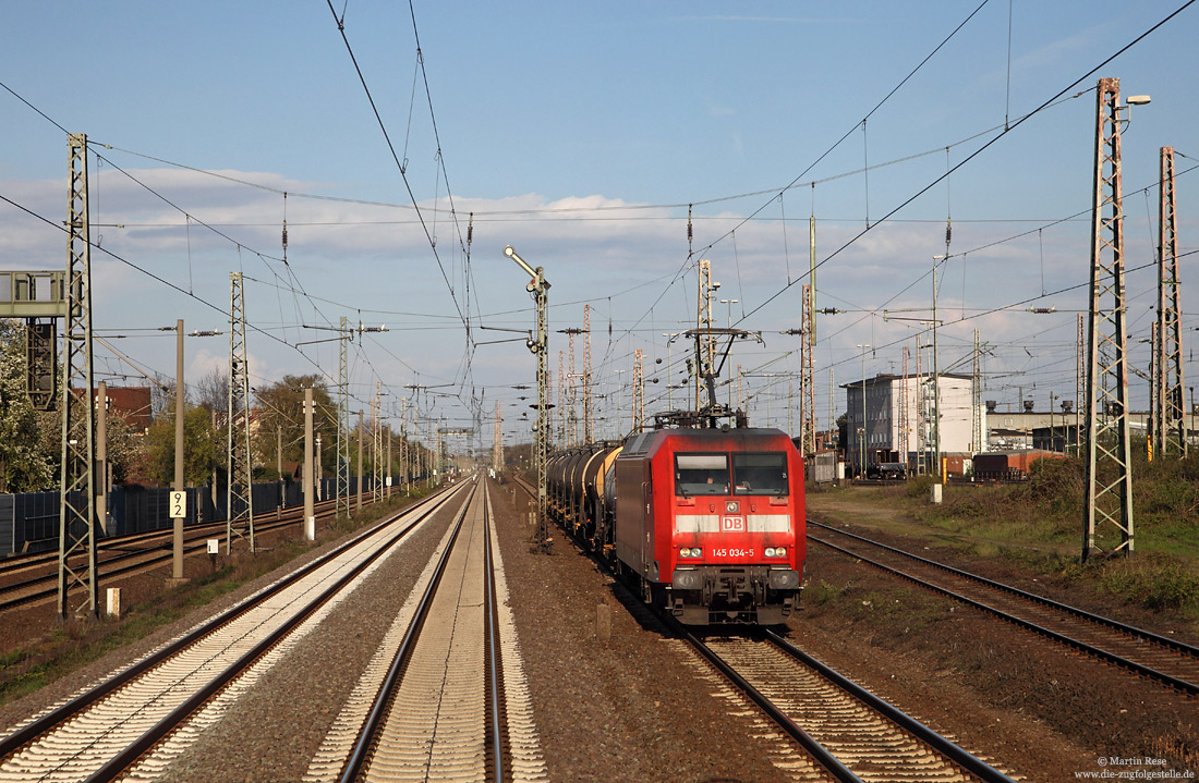 Bei Seelze Rbf hat die 145 034 einen kurzen Kesselwagenzug am Haken.