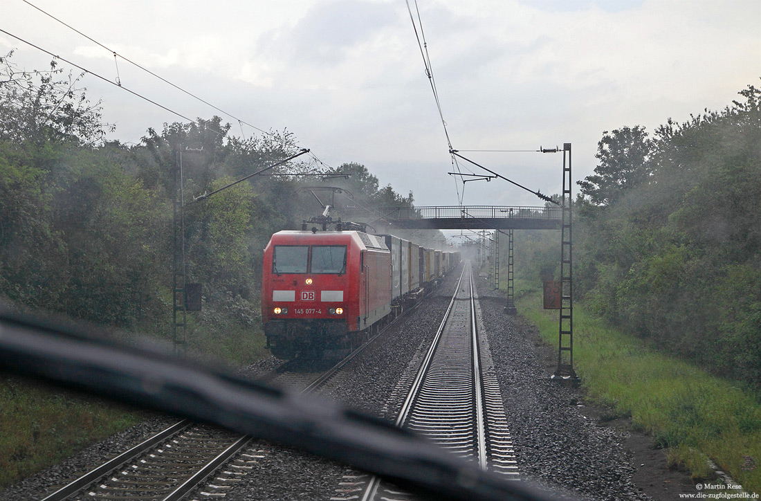 145 077 mit KV-Zug im Regen bei Remagen auf der linken Rheinstrecke
