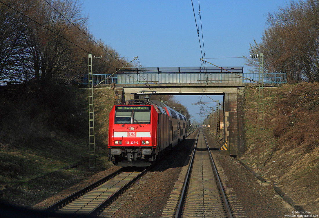 Mit der RB26573 nach Neuenburg (Baden) passiert die Freiburger 146 237 südlich von Bad Krozingen eine fotogene Feldwegbrücke, 16.3.2014.