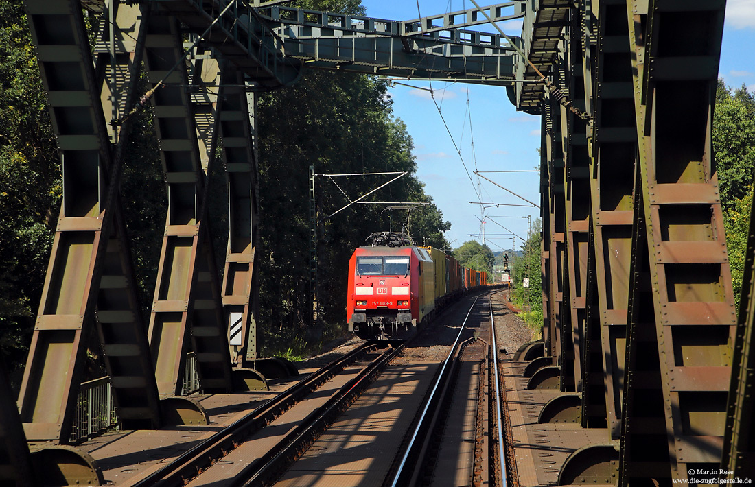 Zwischen Haltern am See und Marl-Sinsen kreuzt die Strecke Münster – Wanne-Eickel den Wesel-Datteln-Kanal. Hier fährt die 152 089 am 8.7.2018 mit einem KV-Zug gen Süden.