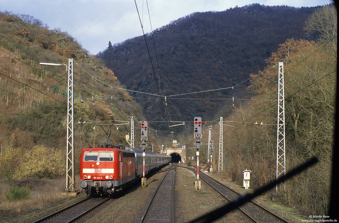 Mit einer Länge von 4205 Meter war der Kaiser-Wilhelm-Tunnel bis zur Eröffnung des Landrückentunnels der längste Eisenbahntunnel in Deutschland. Am 25.1.2004 war der Tunnel nur eingleisig befahrbar, sodass ich in Ediger-Eller den mit der 181 221 bespannten IC434 nach Luxemburg abwarten musste.